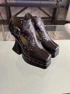 John Fluevog Mega Munster Clique Damen-Plateau T-Riemen Absatz Rubin 8 - Bild 1 von 4