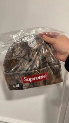 Gorro Supreme FW25 New Era Logotipo de Caja Puños Realtree Camuflaje Talla Única en Mano Foto 1 de 3