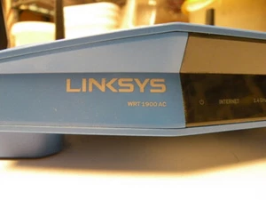 Linksys WRT1900AC Dual-Band Wi-Fi Router with Ultra-Fast 1.6 GHz - Bild 1 von 5