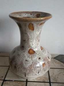 VINTAGE FOSTERS POTTERY SMALL BULBOUS BROWN HONEYCOMB BUD VASE 15 cm HIGH - Picture 1 of 8