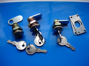 Jukebox, Coin op, unused locks, 2 x 7/8in lg, 1 x 5/8i lg, keyed alike. Camlock