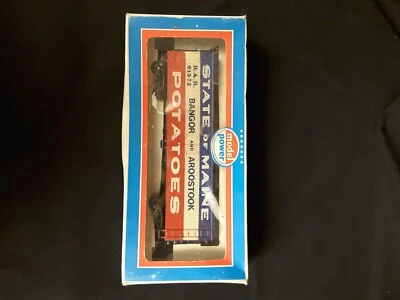 Model Power HO Scale Sliding Door Boxcar - Image 1 of 4