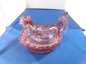 Vintage L.G. Wright Pink Pesca Grande Gallina in Vetro su Nido Piatto Caramelle Coda Spaccata  - Foto 1 di 10