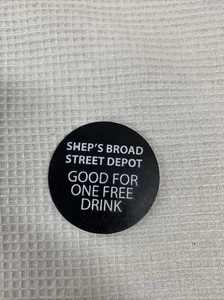 Shep's Briad Street Depot "Good For One Free Drink" schwarze Kunststoff-Medaille - Bild 1 von 1