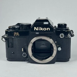 Nikon FA 35mm pellicola fotocamera reflex corpo nero PER RICAMBI/RIPARAZIONE - Foto 1 di 7