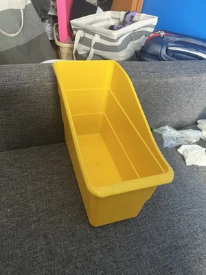 Cubo de libros de plástico Fun Express - amarillo Foto 1 de 3