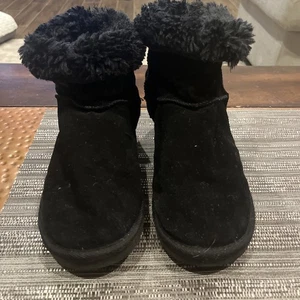 UGG kurze schwarze Wildleder Kunstfell Stiefel Damengröße 7 - Bild 1 von 9