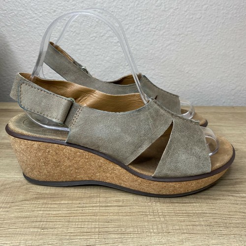 Sandali Clarks Rosamund Dune scamosciati marroni con zeppa in sughero e gancio 11 M