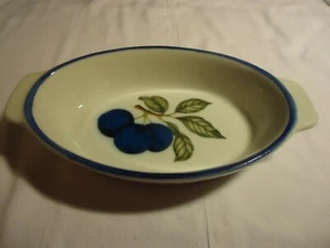 Tazón de cerámica ovalado diseño de arándanos y hojas borde blanco azul - Imagen 1 de 3