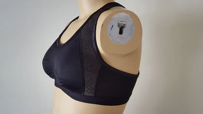 Sujetador deportivo Full Beauty de impacto medio sin aros cruzado de nailon negro dorado Foto 1 de 3