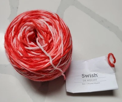 ÚNICO EN SU CLASE - Hilo de peso Swish DK teñido a mano 246 yardas rojo y blanco SW Merino Foto 1 de 4