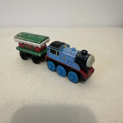 Ferrocarril de madera a batería Thomas Holiday motorizado FUNCIONA cubierto de nieve Foto 1 de 4