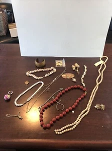 lot of vintage costume/estate jewelry necklaces, brooches and more - Picture 1 of 12