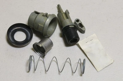 Nuevo cilindro de bloqueo de puerta trasera MOPAR 1984-96 Jeep Cherokee 4637584 genuino MOPAR Foto 1 de 2