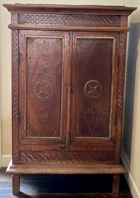 Armario antiguo tallado a mano rústico/recuperado madera maciza armario vintage Foto 1 de 4