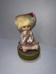 Vintage Mod Big Eye Pose blonde Puppe Japan drehbare Spieluhr rosa Hut - Bild 1 von 10