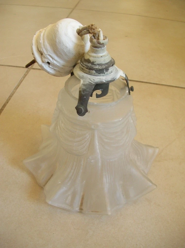 Ancien abat jour avec griffe lampe plafonnier luminaire en laiton et verre - Photo 1/1