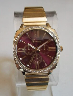 Reloj elegante/informal de moda con esfera borgoña con banda elástica con estrás y estrás para mujer Foto 1 de 4