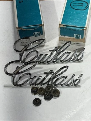 NUEVO EN STOCK GM # 231212 PAR EMBLEMAS GUARDABARROS CUTLASS Foto 1 de 3