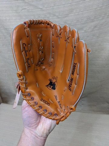 Vintage Madison Muskies SGA Youth Glove Wisconsin American TV WKOW Q106FM Cover