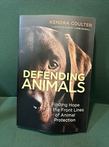 Defending Animals: Finding Hope on - Paperback, by Coulter Kendra - Very Good - Imagen 1 de 2