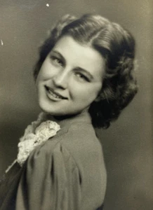 Pretty Woman Looking Over Shoulder Studio Shot Glamour B&W Photograph 2.75 x 4 - Picture 1 of 3