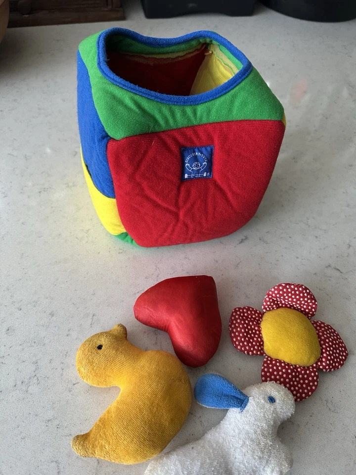 Discovery Toys Vintage Suave Ocultar Interior Bebé Cubo Juguete Sensorial con Juguetes Cinco Piezas Foto 1 de 4