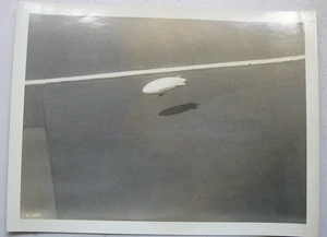 Arte fotográfico vintage de aviación BLIMP IN FLIGHT 9X7 POST WW1 ANTES DE WW2 - Imagen 1 de 5