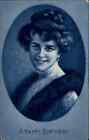 Belle carte postale vintage femme avec étole de fourrure teintée bleu c1910