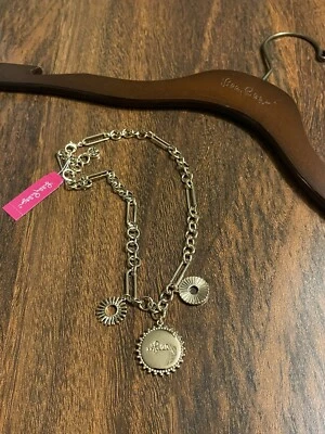 COLLAR REINA DEL SOL Lilly Pulitzer Oro Metálico Dijes Moneda Regalo GWP NUEVO CON ETIQUETAS Foto 1 de 3