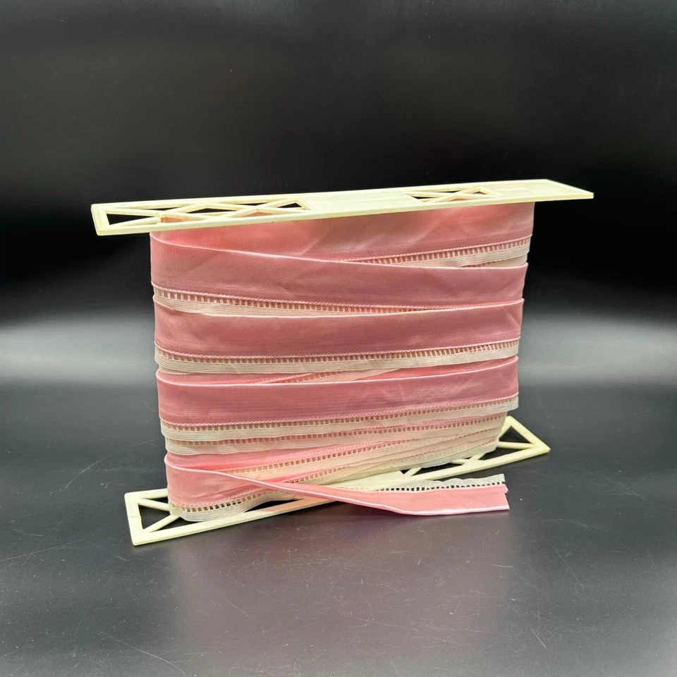 Lencería vintage rosa satinado ribete borde tela blanca costura artesanía LEER Foto 1 de 4