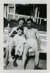 PHOTO ANCIENNE - VINTAGE SNAPSHOT - COUPLE FAMILLE HOMME TORSE NU MAILLOT DRÔLE - Bild 1 von 1
