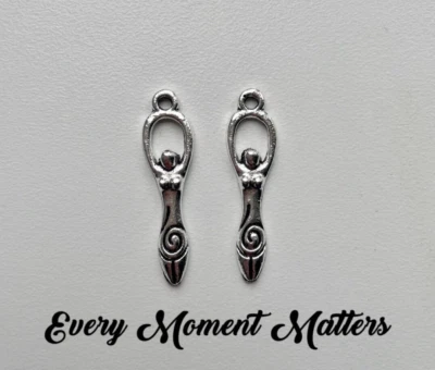 EVERY MOMENT MATTERS 10 x Tibetisches Silber GÖTTIN DER FRUCHTBARKEIT SPIRALGÖTTIN 31x8mm Charms Anhänger