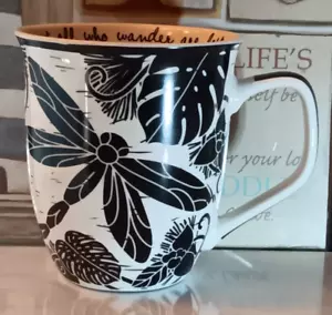 Karma schwarz weiß Libelle Kaffee Kakao Becher Not All Who Wander Are Lost Boho - Bild 1 von 7