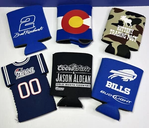 Lote de 6 latas de cerveza Koozies Coozie: Buffalo Bills, Pats, bandera CO, Jason Aldean, ++ - Imagen 1 de 4