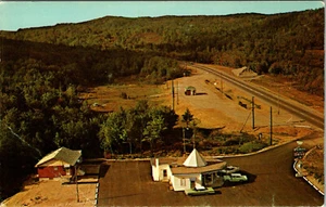 SAULT STE MARIE, ONTARIO CANADA - SNO-CAP ROADSIDE DRIVE IN RESTAURANT POSTCARD - Picture 1 of 2