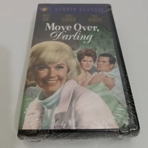 Move Over Darling (VHS) NEW SEALED Doris Day 20th Century Fox Studio Classics - Foto 1 di 3