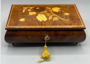 Caja de música vintage de marquetería italiana con incrustaciones de madera - Imagen 1 de 5