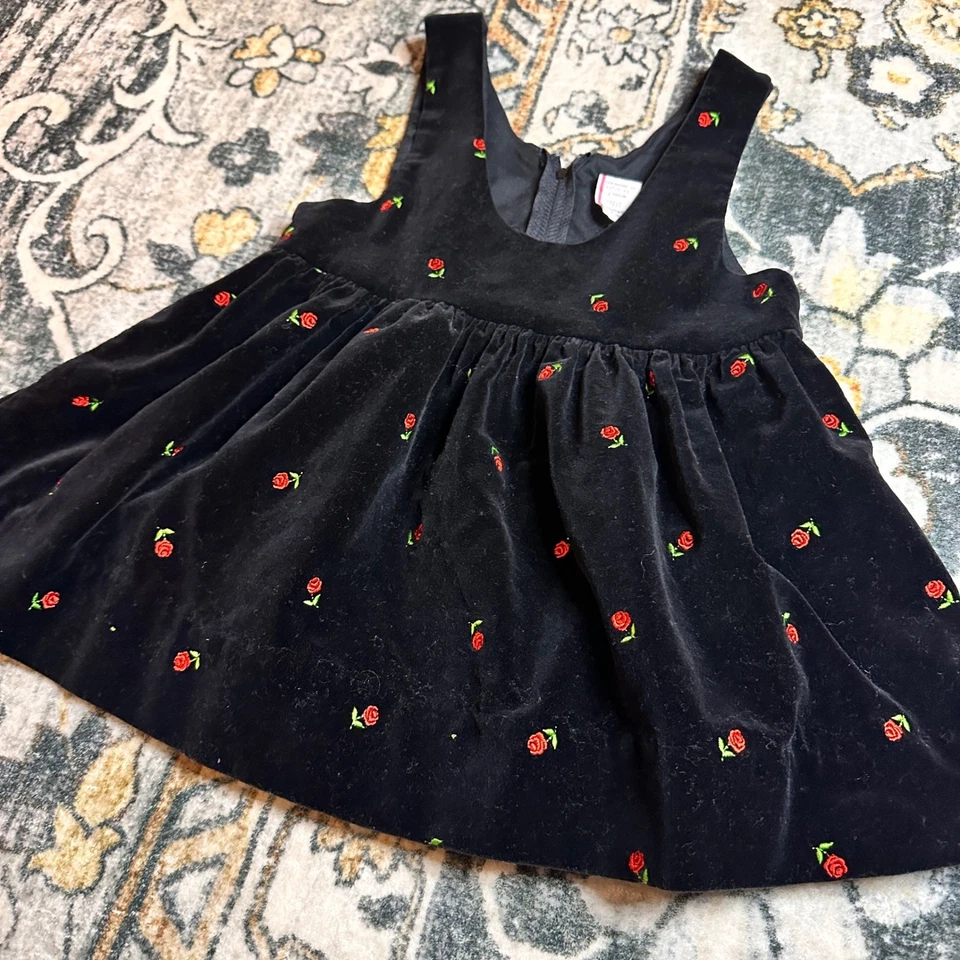 Vestido Vintage OshKosh B'gosh Veludo Rosebud 4T Preto Bordado Férias Jumper - Imagem 1 de 4