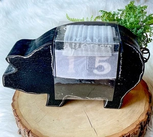 Bauernhaus Schwein Schreibtisch Kalender Holz primitiv schwarz Holzblock Zahlen Monate NEU - Bild 1 von 3