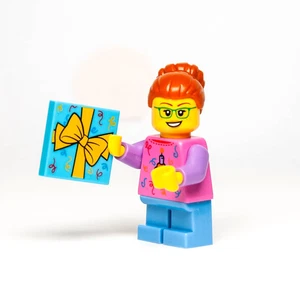 New LEGO BAM 2025 Minifigure -Birthday Cupcake Girl w/ Present - Picture 1 of 5