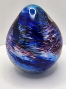Briefbeschwerer Kunstglas eiförmig Wirbel Blautöne signiert  - Bild 1 von 9