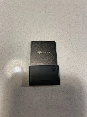 Xbox | Tarjeta de expansión de almacenamiento SSD Seagate de 2 TB SRD0MX1 para Xbox Series S | X Foto 1 de 4