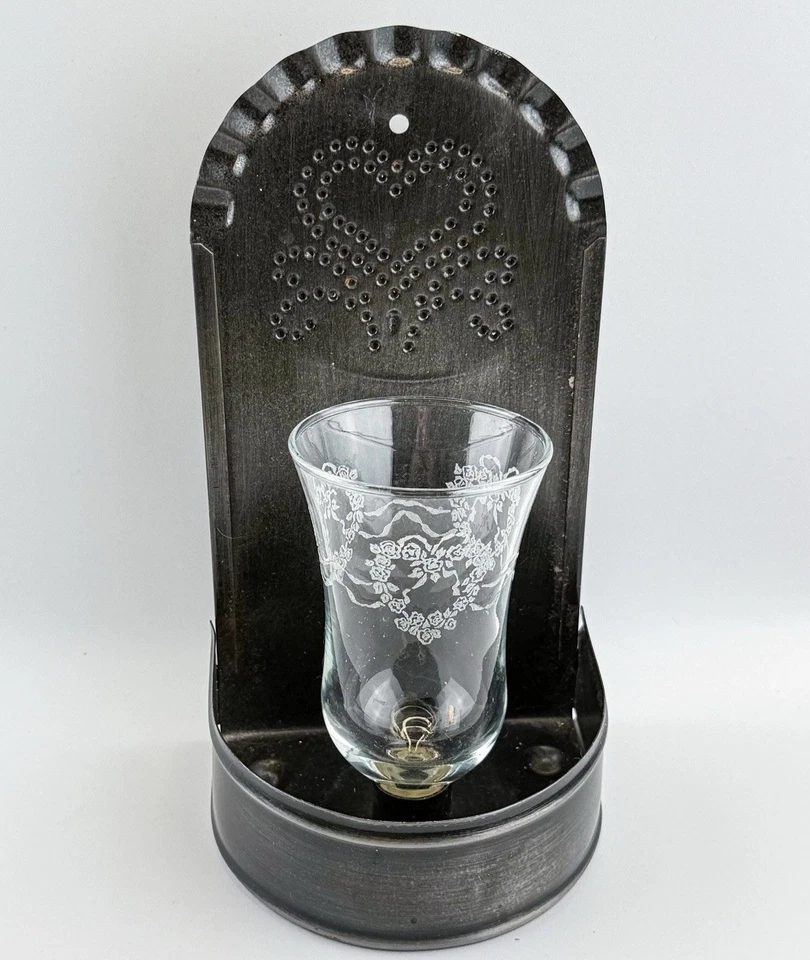 Aplique de vela de pared de corazón de metal vintage con soporte de vidrio para huracanes Foto 1 de 4