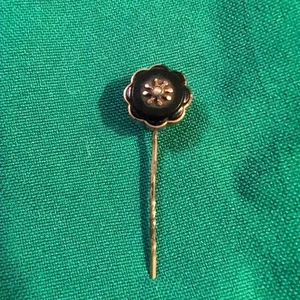 Antica spilla bastone a forma di fiore in oro rosa e onice - Foto 1 di 2