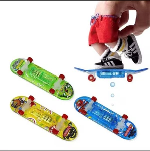 PRECORN LED Fingerskateboard Set - 6 mini monopatines luminosos para niños adolescentes - Imagen 1 de 8