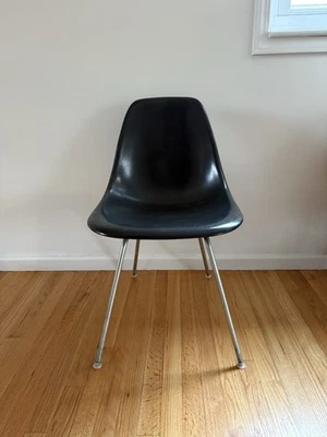 Silla vintage de fibra de vidrio Herman Miller Eames en negro con base de ahorro de pared Foto 1 de 4