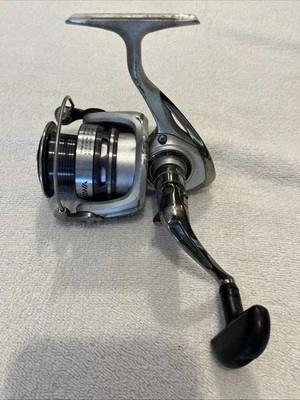 Carretel giratório de pesca Daiwa Laguna 2500 5Bi infinito anti reverso usado funciona 🔥 - Imagem 1 de 4