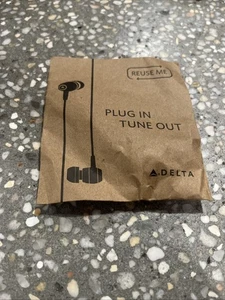 Neu DELTA Airlines Studio "Plug In Tune Out" Isolation Ohrhörer Kopfhörer - Bild 1 von 2