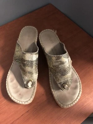 Andre Assous ANNETTE 2 Mujer Talla 38/7. Dorado Metálico Camuflaje Tanga Cuña Sandalia Foto 1 de 4